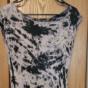 Daytrip like new! Tie Dye top with design on front
